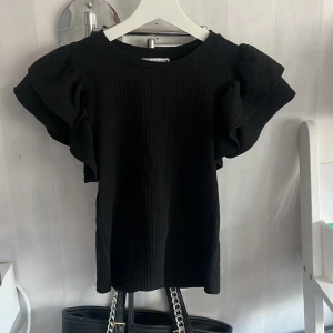 Zara blus  - Jag säljer min zara blus! Använd 2 gånger, tvättad 2 gånger. Storlek S Ganska tajt runt magen.  