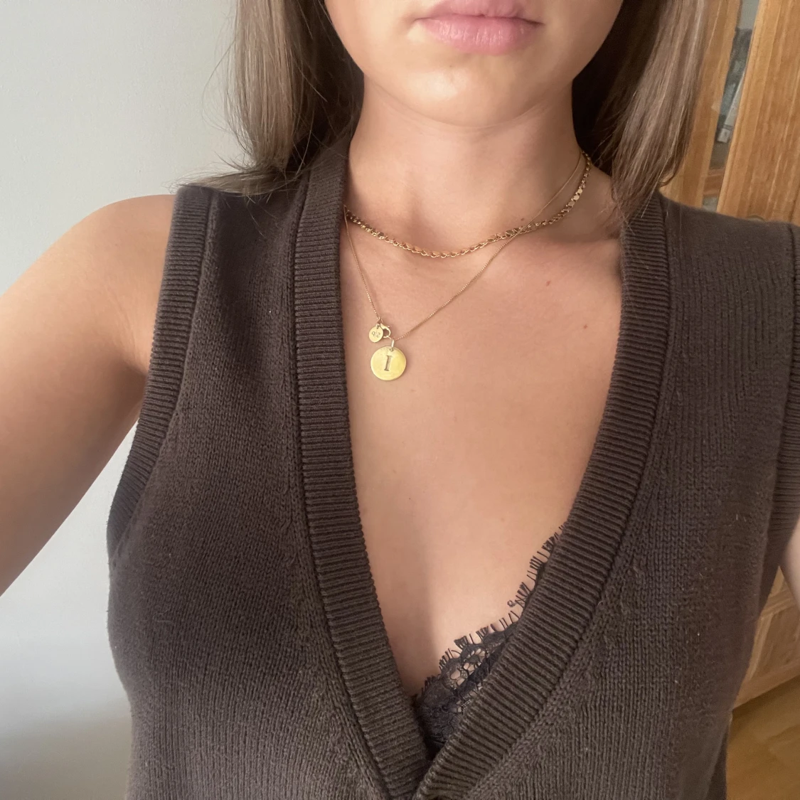 Mörkbrun stickad väsr