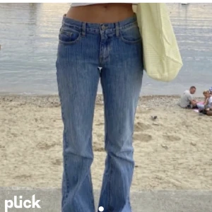 Blåa byxor  - Säljer nu mina enormt snygga jeans. Jag har M i byxor oxh dom hör passa super bra min kompis är även S o h massa oxå på henne. Dom passa bra på alla 
