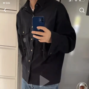 Overshirt marinblå  - Overshirt som jag klippt av i längden, lite oversize för mig som är 180 
