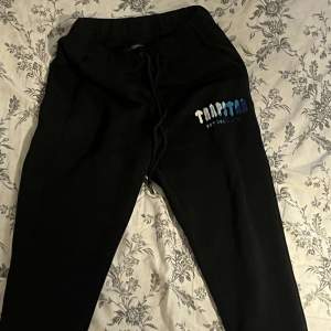 Säljer trapstar tracksuit  Size xs   Använt 2 gngr   äkta