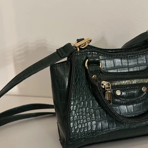 Handväska  - Så snygg grön axelremsväska i skin med skysterbara band. Skriv vid intresse💕