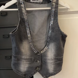 Väst med nitar  - fin väst med nitar! <3 bra skick skriv för flera bilder