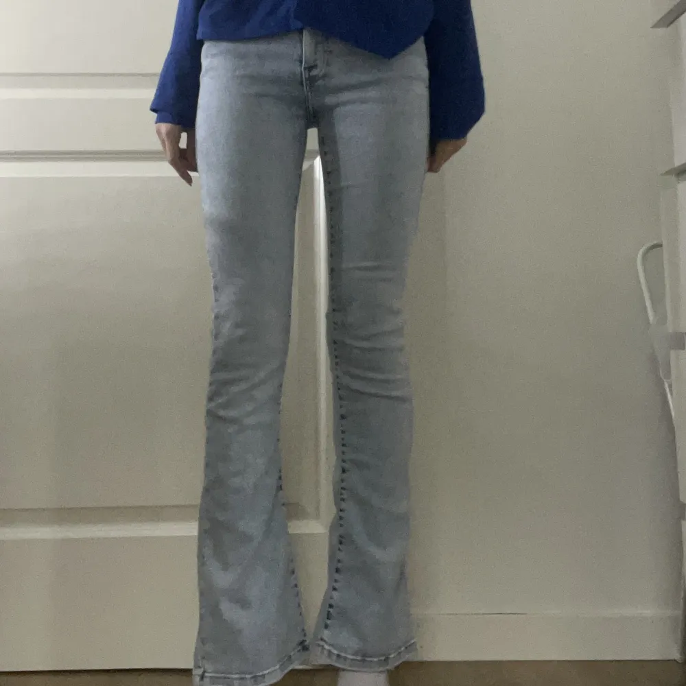 Helt nya Lågmidjade flare jeans från Bik Bok! Nypris 600kr💗. Jeans & Byxor.