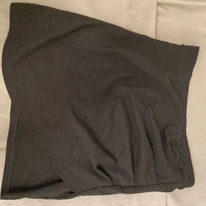 Grå kjol - Veckad tight kort kjol perfekt för hösten.