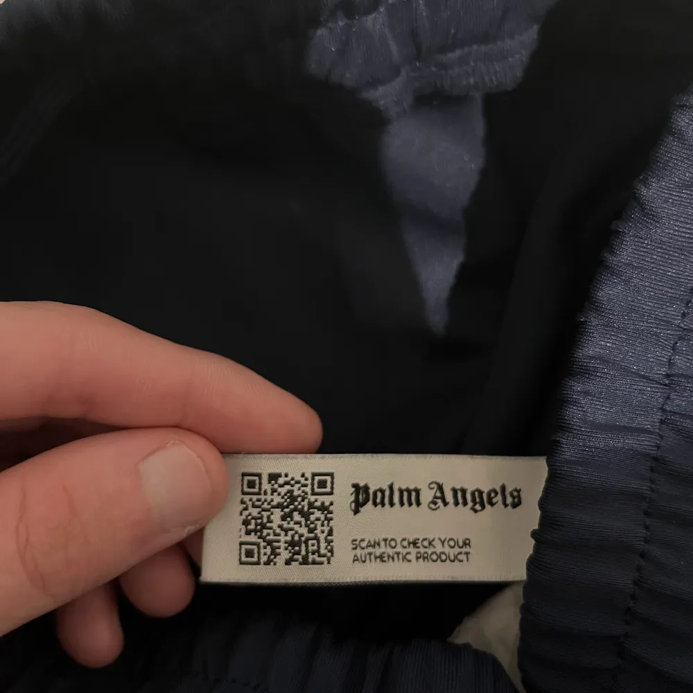 Palm angels byxor skit bra skick använd i 2 månader säljer eftersom jag har växt ut dom. Pris kan diskuteras vid snabb affär  . Jeans & Byxor.