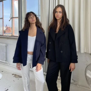 Superfin kappa - Kappa från design by si💗storlek M/L som just nu är slutsåld på hemsidan💗använd nån enstaka gång så i nyskick💗nypris 757kr💗säljer då jag använder andra jackor mer