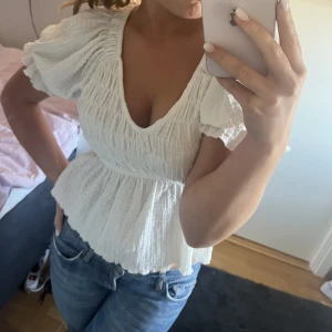 Vit blus - Såå himla fin topp/blus från Chiquelle, bra skick. Nypris 400kr. Priset kan diskuteras💕Toppen är i storlek L men skulle säga att den sitter som en S/M!!