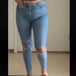 Jeans med slitningar  - Jeans med slitningar, storlek 36, passar även 38. Högmidja och stretch. 