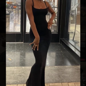 Skims klänning - Säljer min SVARTA skims klänning. Den är i nyskick och går att vika ner som en lång kjol och kan även bäras med stickad tröja osv💕 köpt på skims egna hemsida 💕   (Inte mina bilder)