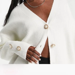 Vit kofta  - vit oversize kofta med pärlknappar 