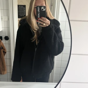 Teddyjacka! - Säljer denna jättefina teddyjacka då den tyvärr inte kommer till användning, storlek L men sitter perfekt på mig med S
