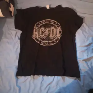 Denna AC/DC tröjan är väl använd så slitage kan finnas men inget jag sett och det kan finnas spår av hundhår då jag har hund.  I övrigt är den i gott skick! 