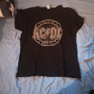 AC/DC - Denna AC/DC tröjan är väl använd så slitage kan finnas men inget jag sett och det kan finnas spår av hundhår då jag har hund.  I övrigt är den i gott skick! 