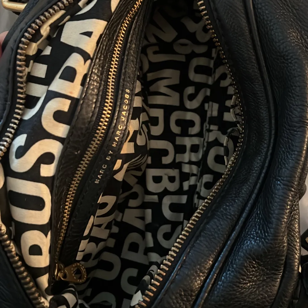 Världens snyggaste väska!!! Marc Jacobs, classiq q baby groove, svart/guld i den populära lilla modellen. Inga defekter eller märken och inga fläckar inuti, axelband finns❤️‍🔥 Tryck inte på köp nu!!!!. Väskor.