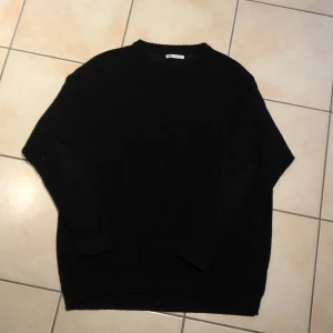 Stickad tröja - Svart stickad tröja från HM. Köptes här på Plick men var för stor för mig. Storlek M. Köp sker via ”köp nu” funktionen :)