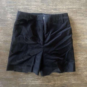 Kostymshorts! - Ett par svarta kostymshorts, storlek 34 från bikbok. En tajt modell som slutar på mitten av låret.