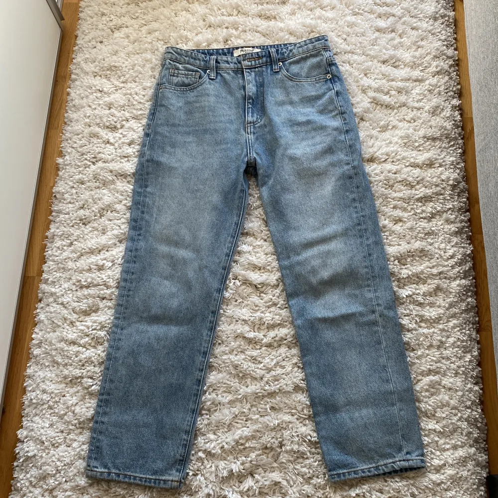 Ett par jeans i jättebra skick! 🫶🏼det står inte storlek men de är 34-36 skulle jag säga. Jeans & Byxor.