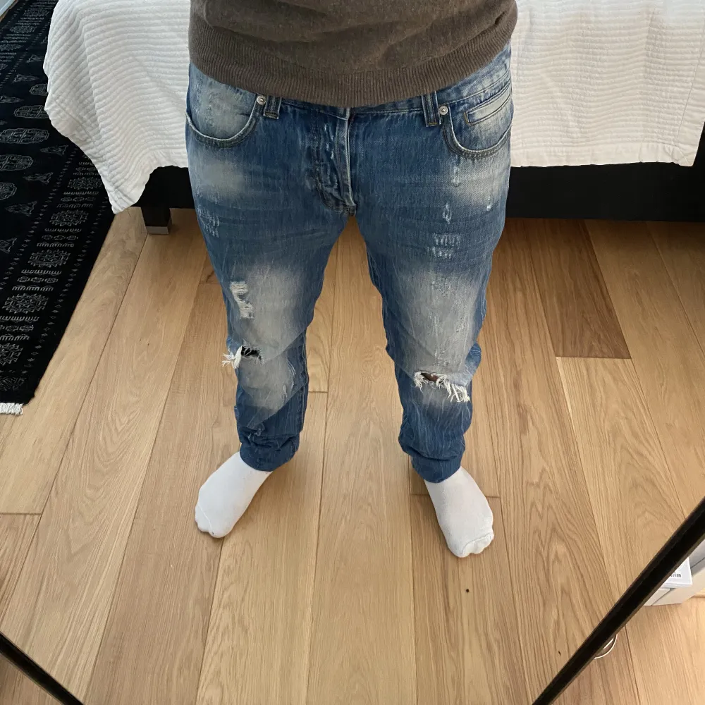 Dolce&Gabbana jeans storlek 33/34. Har inget kvitto då jag fick dem i present så är inte 100 på att de är äkta. Väldigt bra skick 9/10. Jeans & Byxor.