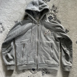 Moncler hoodie - Moncler hoodie Grå Storlek S Som ny påse och tags medföljer, NFC scan