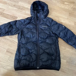 Peak performance jacka  - Säljer min peak Jacka i storlek m knappt använd jätte fint skick