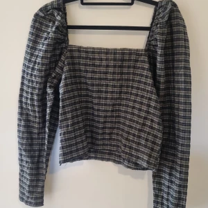 Rutig topp - Rutig topp från H&M i bäckebölja. Lite ganni vibbar på mönstret. Jöttesnygg till svart kjol och höga stövlar!!