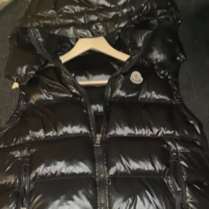 Moncler väst (Äkta) - Top skick, knappt använd. (Pris kan diskuteras)