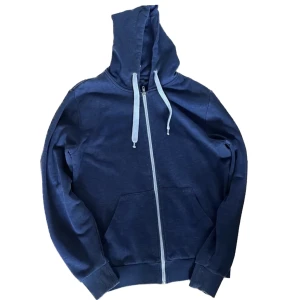 blå hoodie  - Bra skick, knappt använd. Den är lite stor för mig som xs-s men passar bra som oversized 