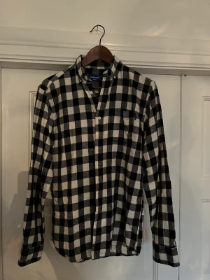 Rutig skjorta - Skjorta med button down, svartvit