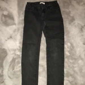 Barn jeans från Lindex  - Svarta jeans från Lindex 