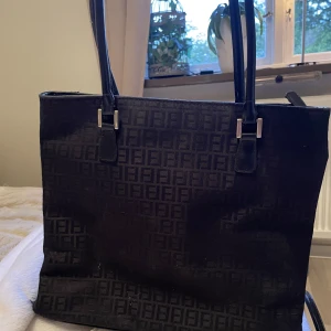 Väska svart - Svart väska med mönster