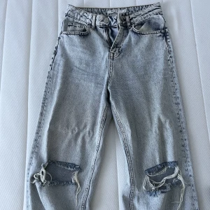 Jeans - Ett par jeans från NA-KD, passar perfekt för någon som är 165 cm lång. 