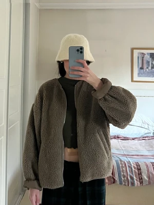 Reversible jacket - fluffig på ena sidan och täckjacka på andra sidan! mycket användbar! med fickor🥰💌
