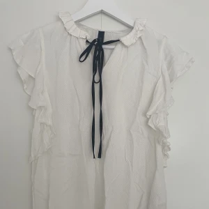 Blus - Gullig blus från YAS i storlek S. Knappt använd 💖Säljer för 100kr