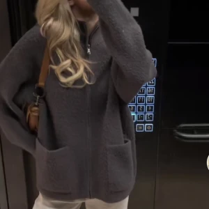 Zara kardigan  - Säljer min kardigan från Zara som inte finns längre. Den är i storlek M. Den är använd. Vet inte vad jag köpte den för så säljer för 349kr.