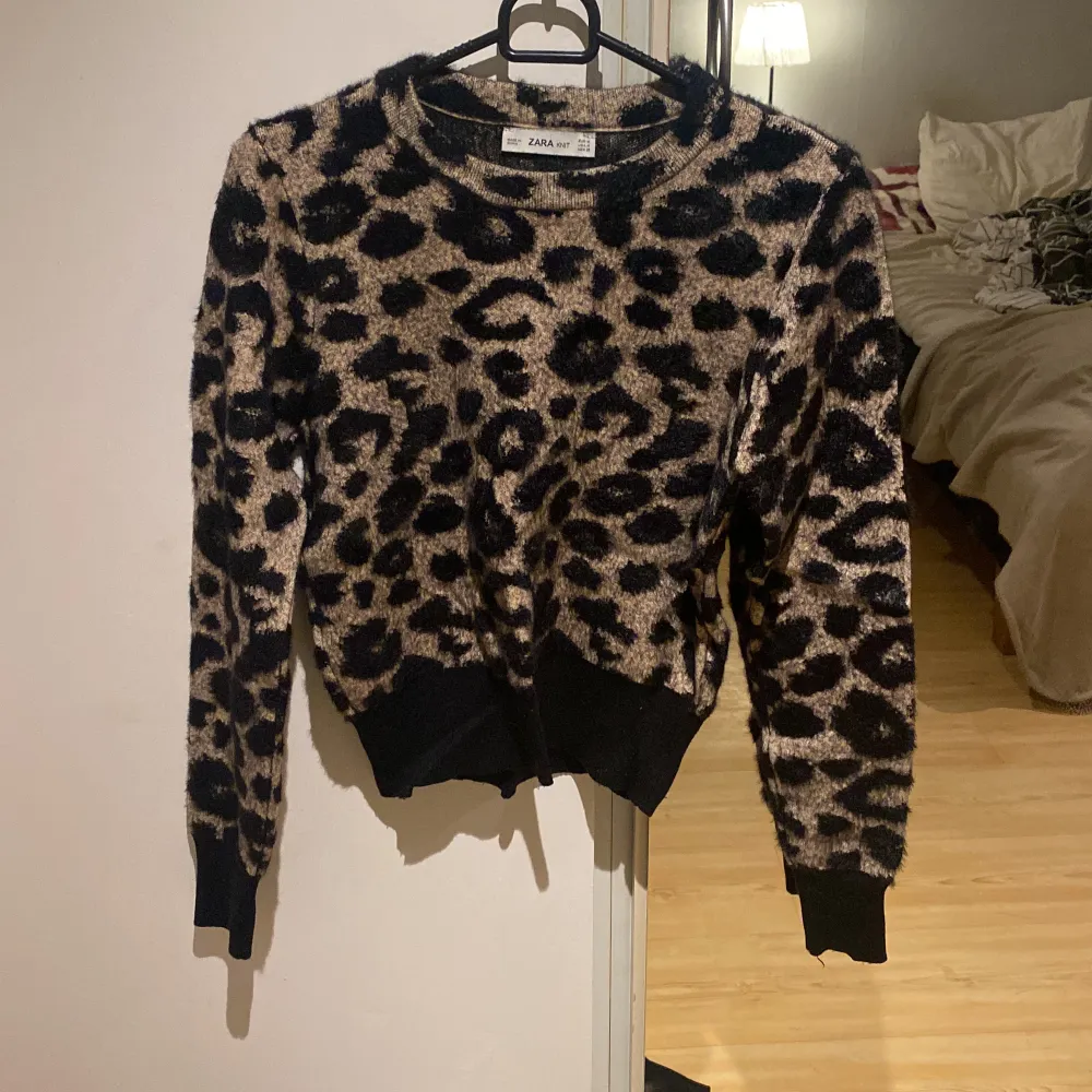 Leopardmönstrad tröja från Zara. Står storlek M men upplever den mer som XS-S. Tröjor & Koftor.