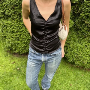 Topp - Supersöt svart topp som passar bra till festliga tillfällen!