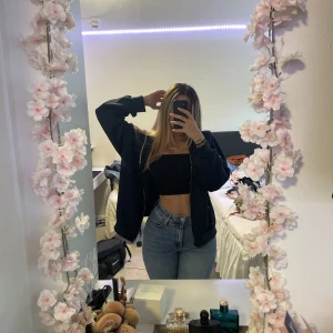 Hoodie med dragkedja - Skriv för info och fler bilder