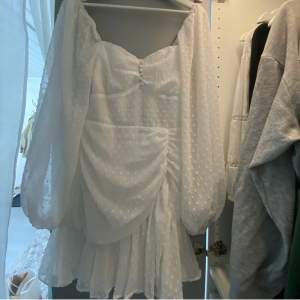 Superfin vit klänning som endast är använd en gång och är i fint skick💕