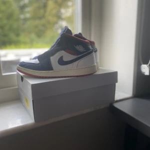 Jordan 1 mid - Hej, jag säljer nu mina Jordan 1 mid usa edition då dem inte passar mig längre 😢dem är äkta och är i storlek 38 och dem kan fraktas 