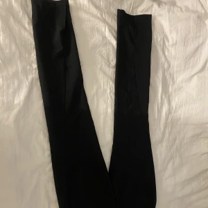 Svarta kostymbyxor med slits - Använd några gånger och är i ett bra skick. Perfekt för antingen vardags eller fest.