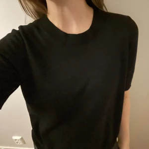 Stickad t-shirt - Säljer denna svarta stickade t-shirt💕