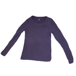 Långärmad tröja - Jättefin Långärmad lila tröja, har aldrig används i storlek Xs 🫶