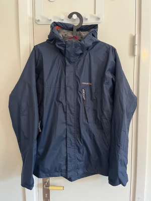 Regnjacka  - Regnjacka i bra skick. Använd med enstaka märken men inget som märks eller förstör funktionen 