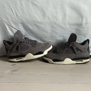 Jordan 4 a ma maniére violet ore - Säljer ett par Jordan 4 a ma maniére. Skorna är i storlek 42,5 och väldigt fint skick! Använda lite men otroligt sparsamt med creaseskydd. Tyvärr ingen box. Hör av er vid funderingar!