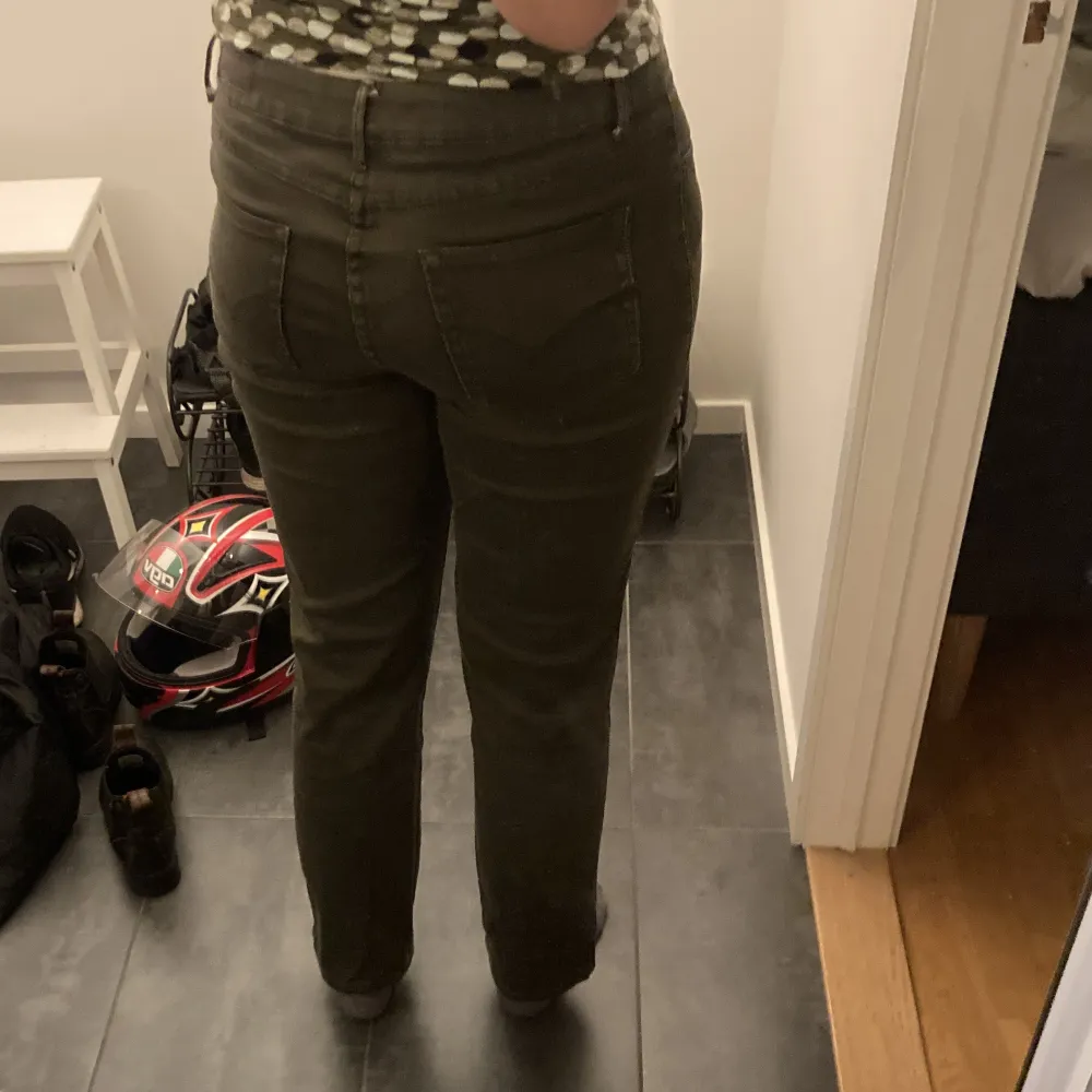 Mörkgröna jeans från flash i storlek 42. Jeans & Byxor.