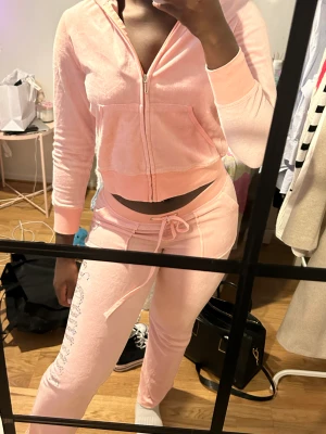 Juicy couture set - Ett juicy sett (inte äkta) använt sparsamt. Fortfarande jätte fint skick och tvättad några fåtal gånger. För referens är jag ca 168 lång. Bär S i överdel och M i underdelar. Storlekarna är fel på själva settet.