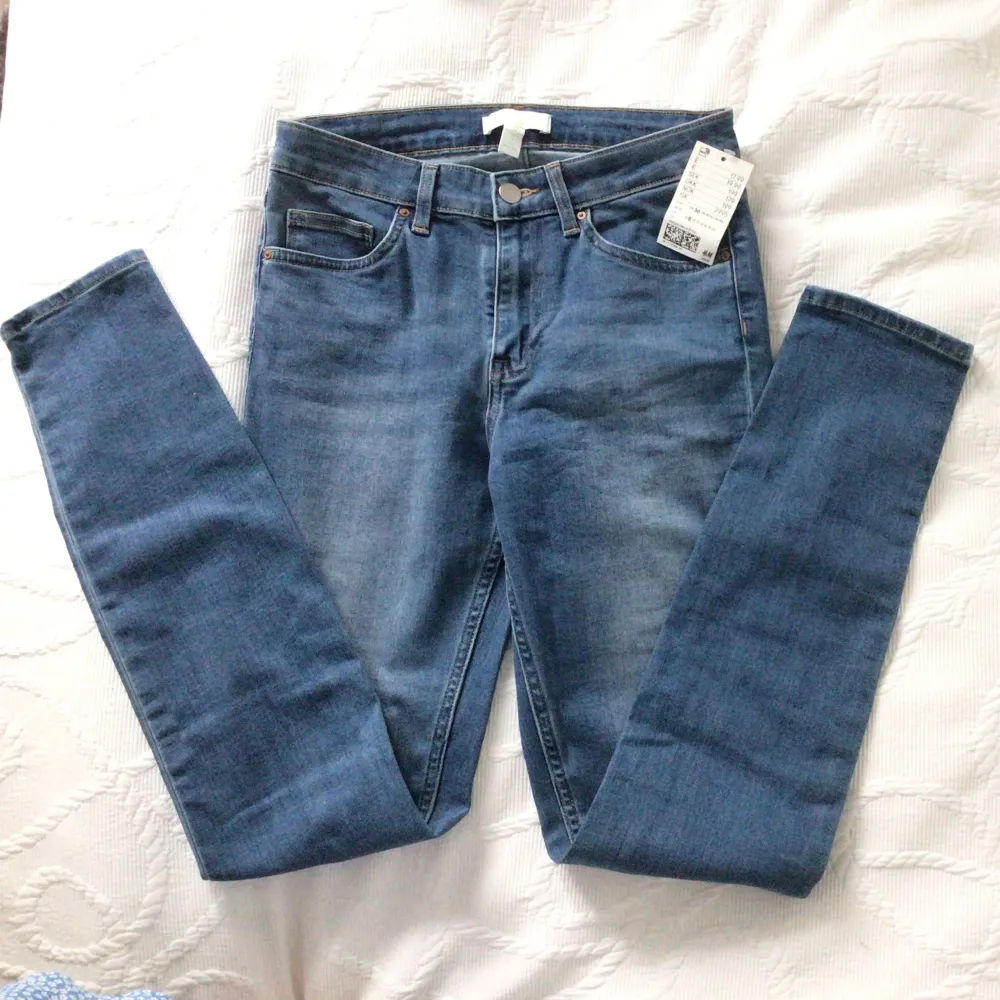 Helt oanvända jeans från hm🩵🤍🩵🤍 Inga defekter och lappen kvar🫶🏼. Jeans & Byxor.