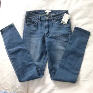 Helt oanvända jeans från hm🩵🤍🩵🤍 Inga defekter och lappen kvar🫶🏼