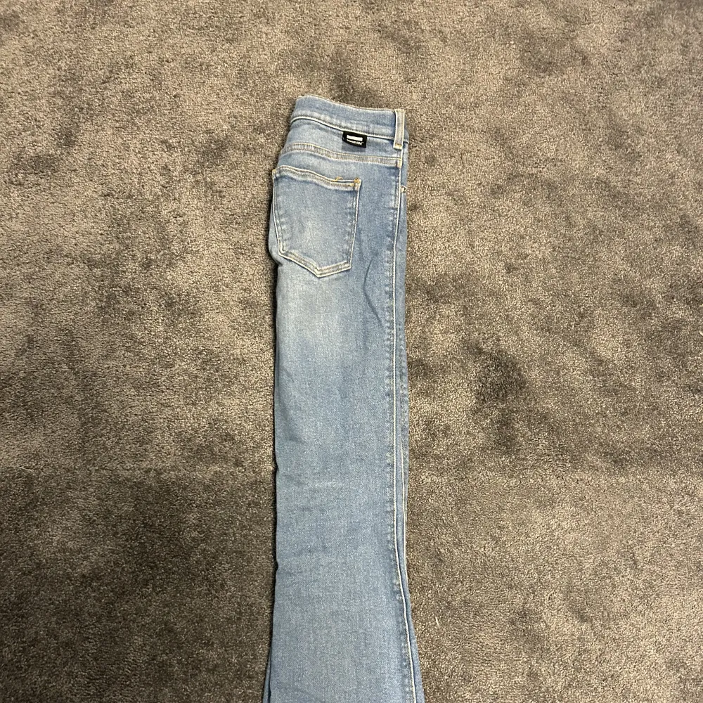 Säljer mina dr denim jeans som inte kommer till användning. De är i storlek XS. Super fina jeans! Jag står ej för frakten. 🩷⭐️. Jeans & Byxor.